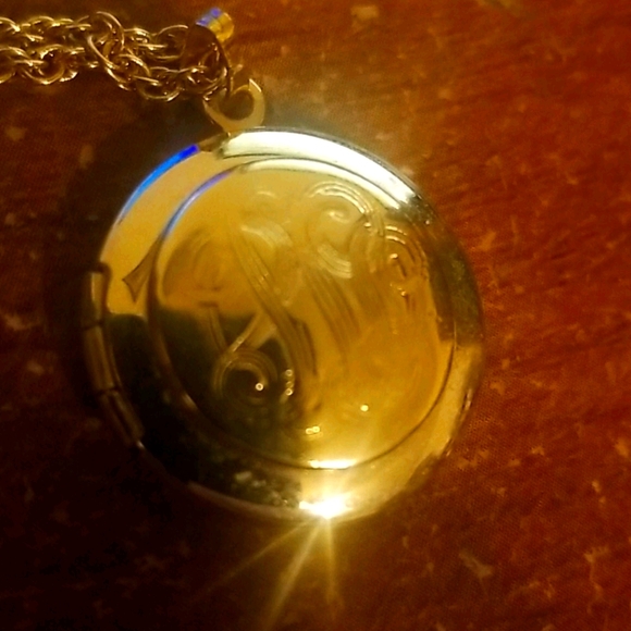 Simple Gold Colored Locket - Picture 2 of 3